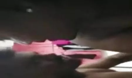 किसी और के चूजे को सेक्सी फिल्म नंगी दिखाओ पकड़ता है