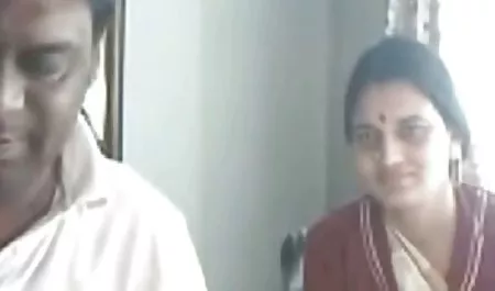 यार्ड में एक करीबी छात्र एक सदस्य आदमी हस्तमैथुन और उसे बकवास करने के सेक्सी फिल्म वीडियो में लिए खुद को छोड़ दिया