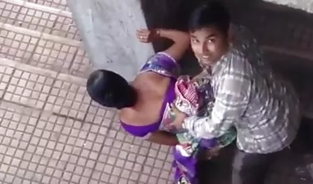 छुट्टी पर एक एशियाई फिल्म सेक्सी सेक्सी वेश्या की सेवाओं के लिए भुगतान किया