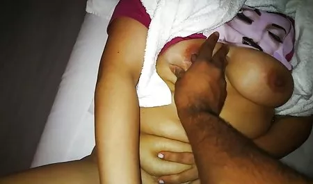 पिवों के नीचे उसकी चूत और सेक्सी इंग्लिश पिक्चर दिखाइए नग्न स्तन दिखाई देते हैं