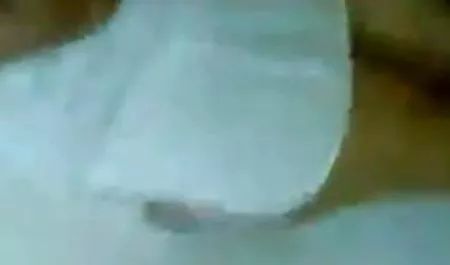 सेक्सी लड़की पीठ में एक छोटी बॉलीवुड सेक्सी पिक्चर लड़की को मारती है