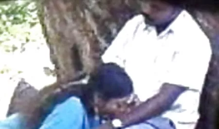 एक लाल पोशाक में हिन्दी सेक्सी मूवी गर्भवती पत्नी एक युवा के साथ धोखा करती है