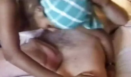 लड़का अपनी हिंदी में सेक्सी मूवी वीडियो में प्रेमिका की चूत की जांच करता है