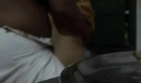 एक सो रही लड़की की पैंटी खींचता है और सेक्सी पिक्चर पिक्चर हिंदी वह सहलाता है