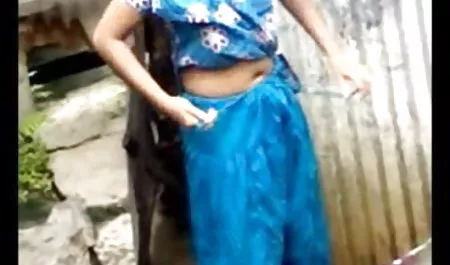 हरे रंग के सामान पर चार आदमी सेक्सी वीडियो पिक्चर पेक करते हैं