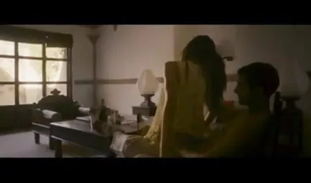 पोर्न देखते हिंदी सेक्सी फिल्म दिखाइए हुए उसकी गीली चूत को सहलाया