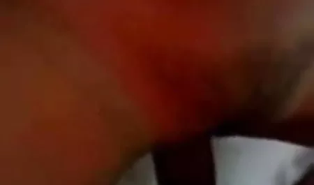 अपनी प्रेमिका के पैरों के बीच स्क्वैश सेक्सी वीडियो हिंदी मूवी में
